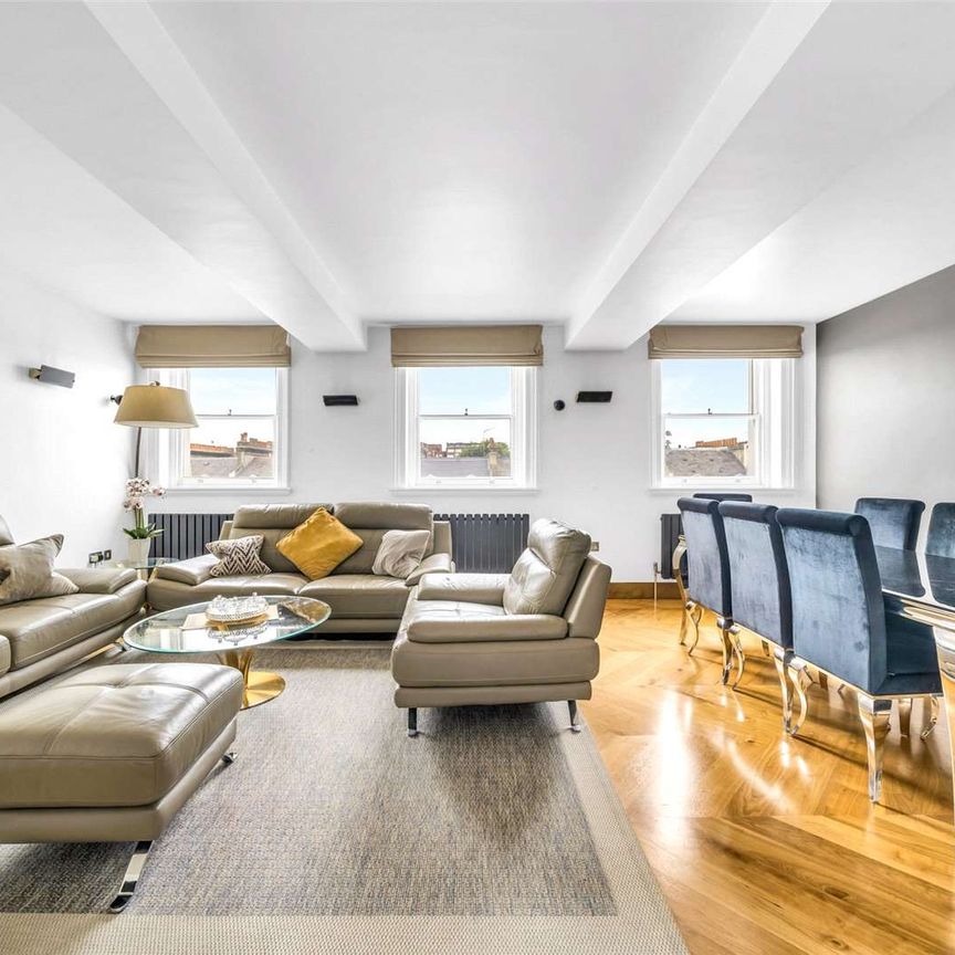 Situated on the 4th floor (with lift) of a beautiful white stucco fronted building, this three/four double bedroom apartment boasts a luxurious feel throughout. - Photo 1