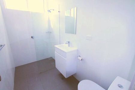 Sunny top floor unit only minutes to all Bondi Junction has to offer - Photo 5