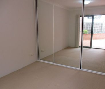 Ground floor apartment with huge courtyard ... - Photo 5
