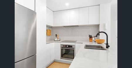 Large, modern apartment in a quiet, boutique block - Photo 3