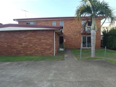 Ground Floor Two Bedroom Unit - Walk to Water - Photo 2