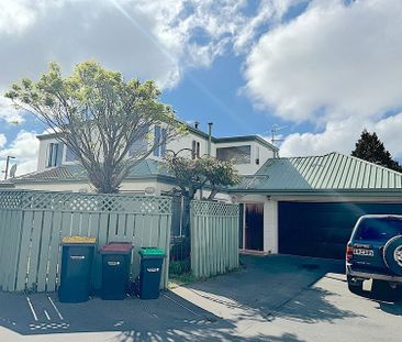 A standalone house with fully fenced courtyard. - Photo 6