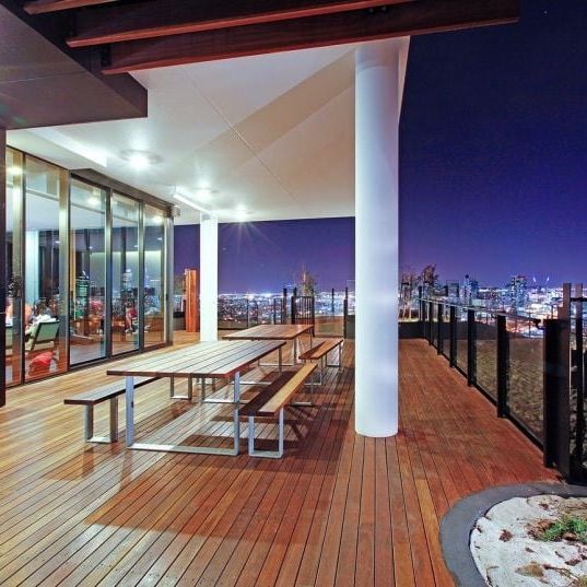 Luxury Two-Bedroom Apartment in Prestigious Fifty Albert, Melbourne - Photo 1