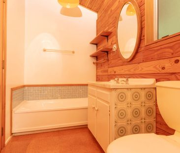 Charming cottage overlooks beautiful bushland - Photo 2