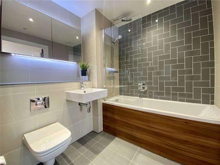 ** 1 MONTH RENT FREE FOR NOVEMBER MOVE INS * Rent at Thames Quarter - in the heart of Reading's town centre. Benefiting from a residents gym, lounge, terraces, private cinema and dining room - Photo 5