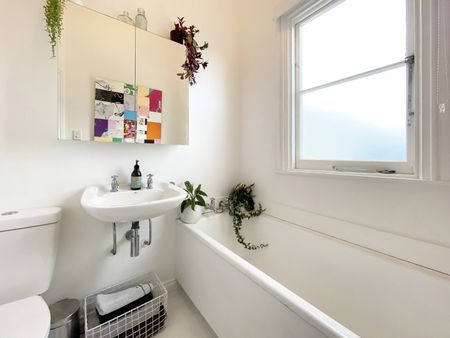 Welcome home to 16 Saint Mary Street - Photo 3