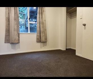 3 bedrooms 2 bathrooms and 1 garage Flat - Photo 4