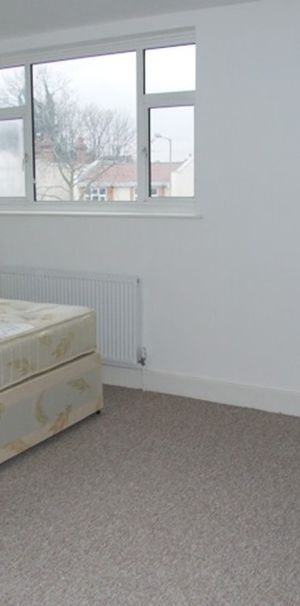 Hutton Grove, London, N12 - Photo 1