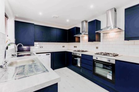 6 Beds 5 Baths - Photo 3