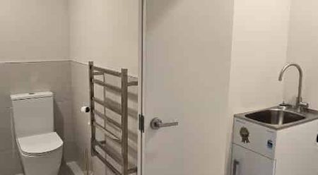 Modern Two Bedroom Townhouse in Prime Hamilton East Location - Photo 4