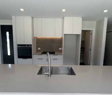 Spacious Three Bedroom Home - Photo 5