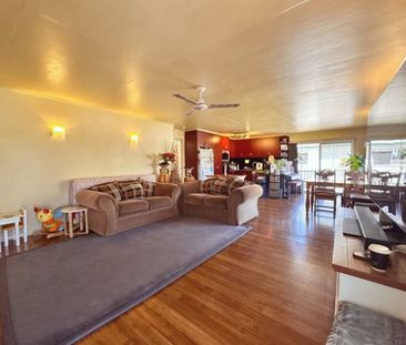 3 Bedroom, 1 Bathroom Backs onto High School - Photo 4