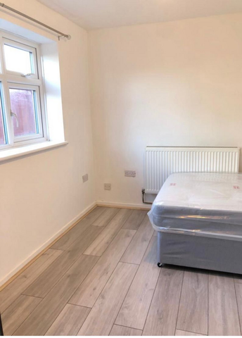 1 bedroom in a house share to rent - Photo 2