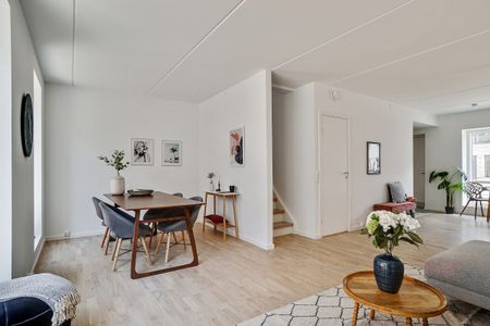 Yderst rummelig 3-plans rækkehus i Kunstnerkareen - Photo 3