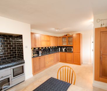 🏥 10 Min Walk to Salford Royal | 5-Bed Houseshare - Photo 1