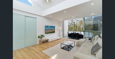 Jade Gardens: Heavenly Top Floor Chic Apartment With Light, Tree Top Views, Skylight, High Ceilings, Lift Access, Walk to Bayside, Train, Bus & Cafes - Photo 2