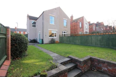 4 bedroom semi-detached house to rent - Photo 2