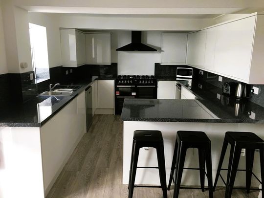 8 bedroom terraced house to rent - Photo 1