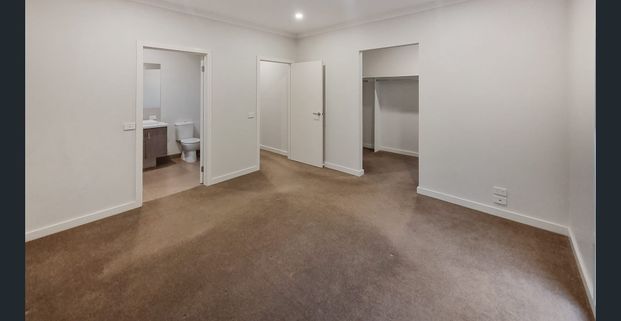 Four bedroom Townhouse - Perfect Blend Of Family Living With The Convenient Location - Photo 1