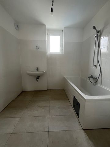 NEUBAU - Helle 3-Zimmerwohnung in ruhiger Lage mit Balkon, Küche und Tiefgaragenplatz - Photo 3