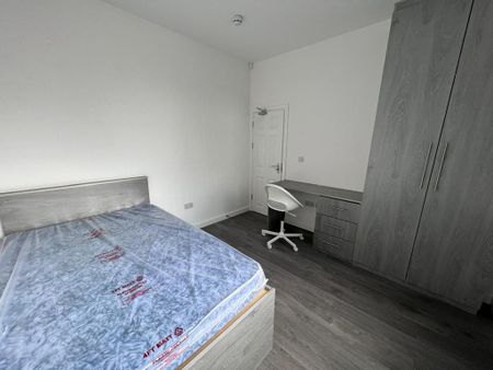 7 bedroom townhouse to rent - Photo 2