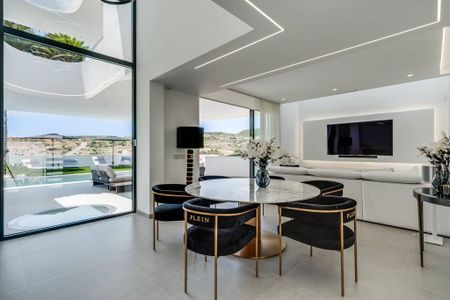 4 bedroom luxury Villa for rent in Estepona, Spain - Photo 3