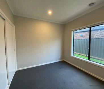 “Stunning 4 Bedroom Family Home” - Photo 4