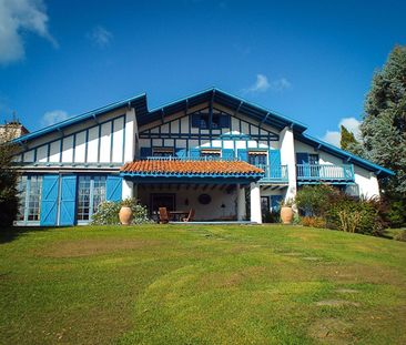 Maison à louer à proximité de Biarritz, sur parc arboré avec piscine, terrain de football et boulodrome. - Photo 4