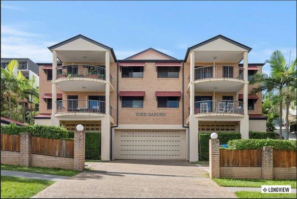 Spacious Renovated Apartment with Ducted Air Conditioning - Photo 1