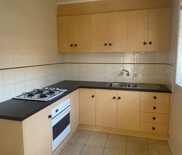 QUIET GROUND FLOOR APARTMENT - Photo 3