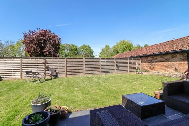 4 bedroom barn conversion to rent - Photo 1