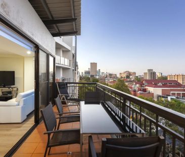 Modern 2 Bedroom Furnished Apartment with Stunning City Views - Photo 2