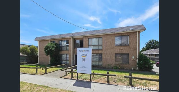 Walking distance to St. Albans Train Station |FREE Water - Photo 1