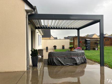 A LOUER - PONTAUBAULT Maison de plain pied comprenant : séjour avec cuisine aménagée de meuble... - Photo 2