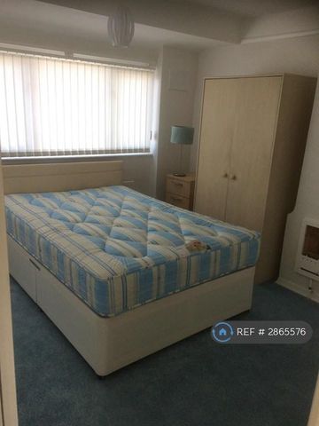 3 bedroom semi-detached house to rent - Photo 4