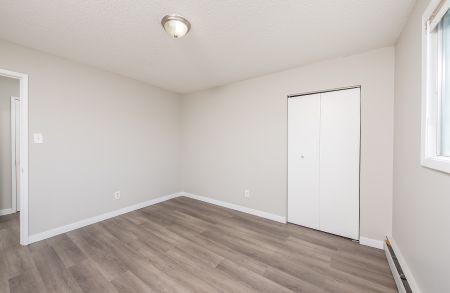 Signature Manor - Photo 4