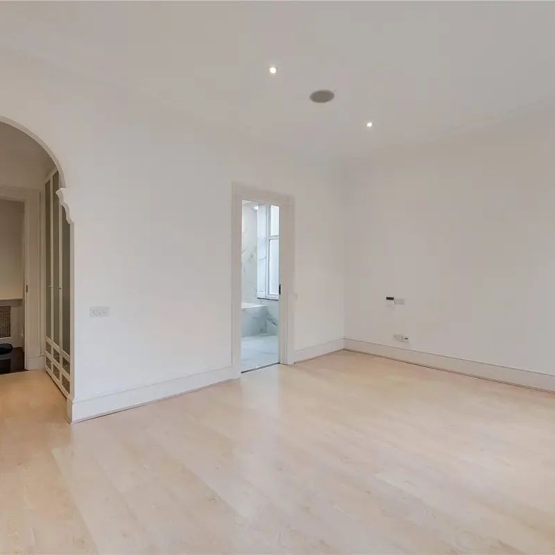 2 bedroom flat in Hampstead - Photo 1