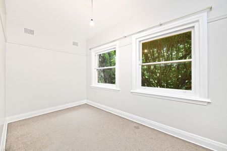 Recently Refurbished Apartment - Photo 2