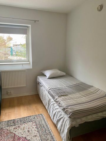 Körsbärsgatan, Älta - Photo 2