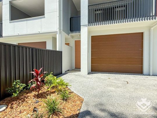 Brand-New Modern Townhouse with Solar Power in Prime Toowong Location - Photo 1