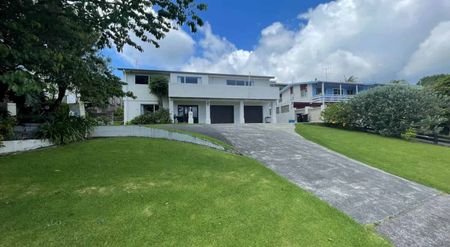 5 Bedroom Family Living in Brookfield - Photo 3