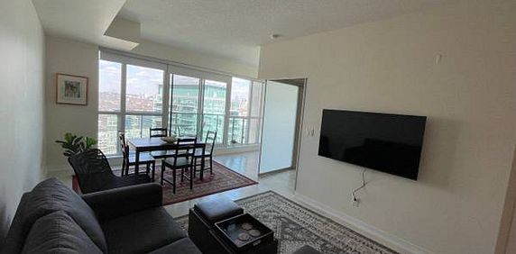 Chic 1 Bed, 1 Bath with Balcony and Stunning City Views - Photo 2