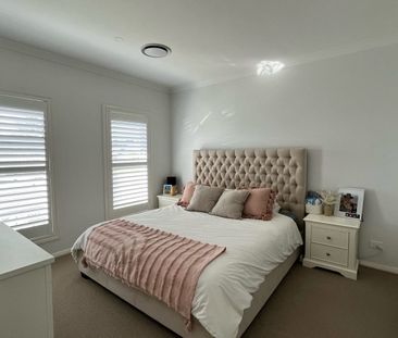 Experience Modern Luxury: 4-Bedroom Family Home - Photo 5