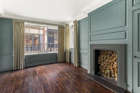 Refurbished townhouse with private terraced garden for rent in Soho - Photo 4