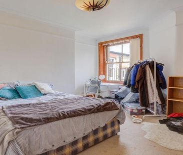 Fantastic two bed set within a private mansion block in Maida Vale - Photo 6
