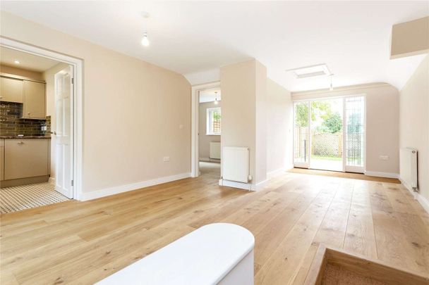 A very pretty cottage in the heart of the popular village of Churchill. - Photo 1