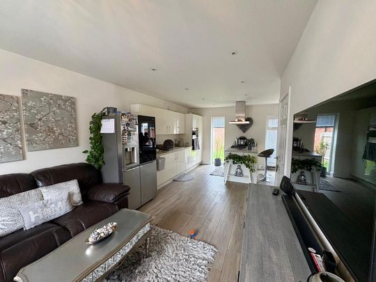 4 bedroom detached house to rent - Photo 1