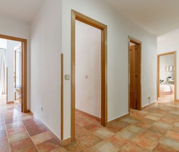 Cozy room with balcony in Cuatro Caminos - Photo 1