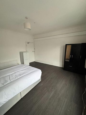 1 bedroom in a house share to rent - Photo 3