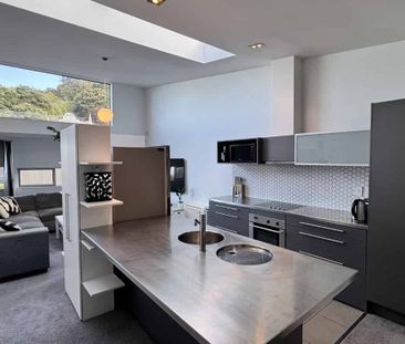 LIGHT AND BRIGHT - sunny townhouse in super location: - Photo 3